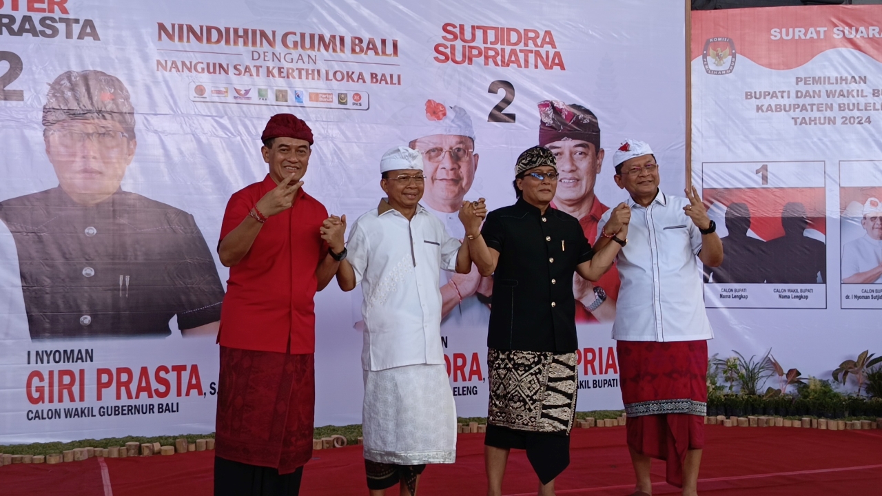 KAMPANYE: Pasangan Wayan Koster-Giri Prasta dan Nyoman Sutjidra-Gede Supriatna saat kampanye di Gedung Serbaguna Banjarasem.