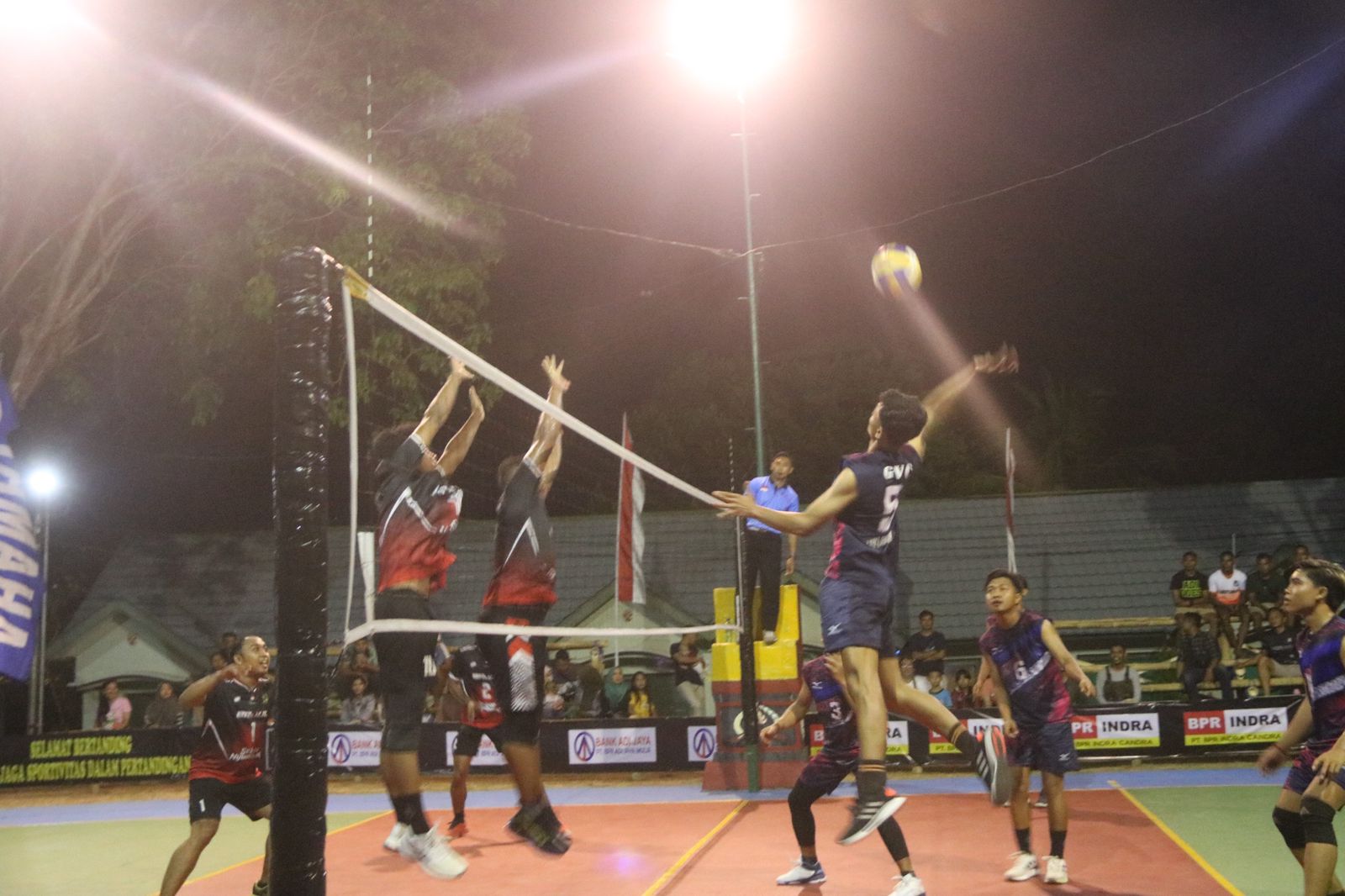 SMASH: Suasana turnamen bola voli Wirottama Cup yang digelar oleh Yonif 900/SBW.