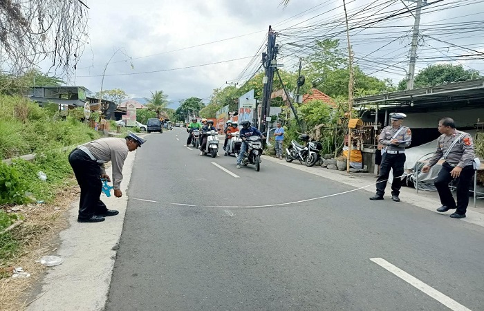 Polisi melakukan olah TKP di lokasi laka lantas beruntun. Melibatkan 3 sepeda motor, satu orang harus meregang nyawa akibat peristiwa tersebut.
