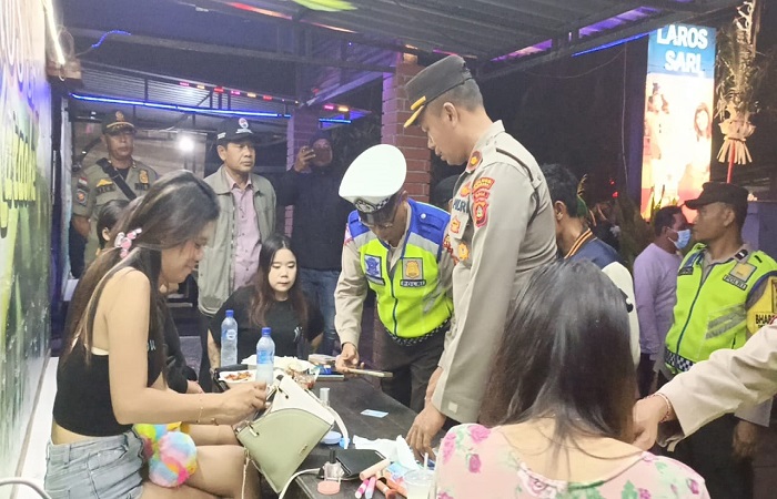 Petugas gabungan dari kepolisian dan perangkat desa melakukan pemeriksaan identitas pekerja kafe di Desa Delodberawah, Minggu malam.