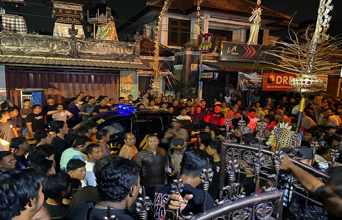 Polisi berusaha menenangkan masa yang kepalang marah akibat ulah oknum pria dari Sumba, NTT di Bali.