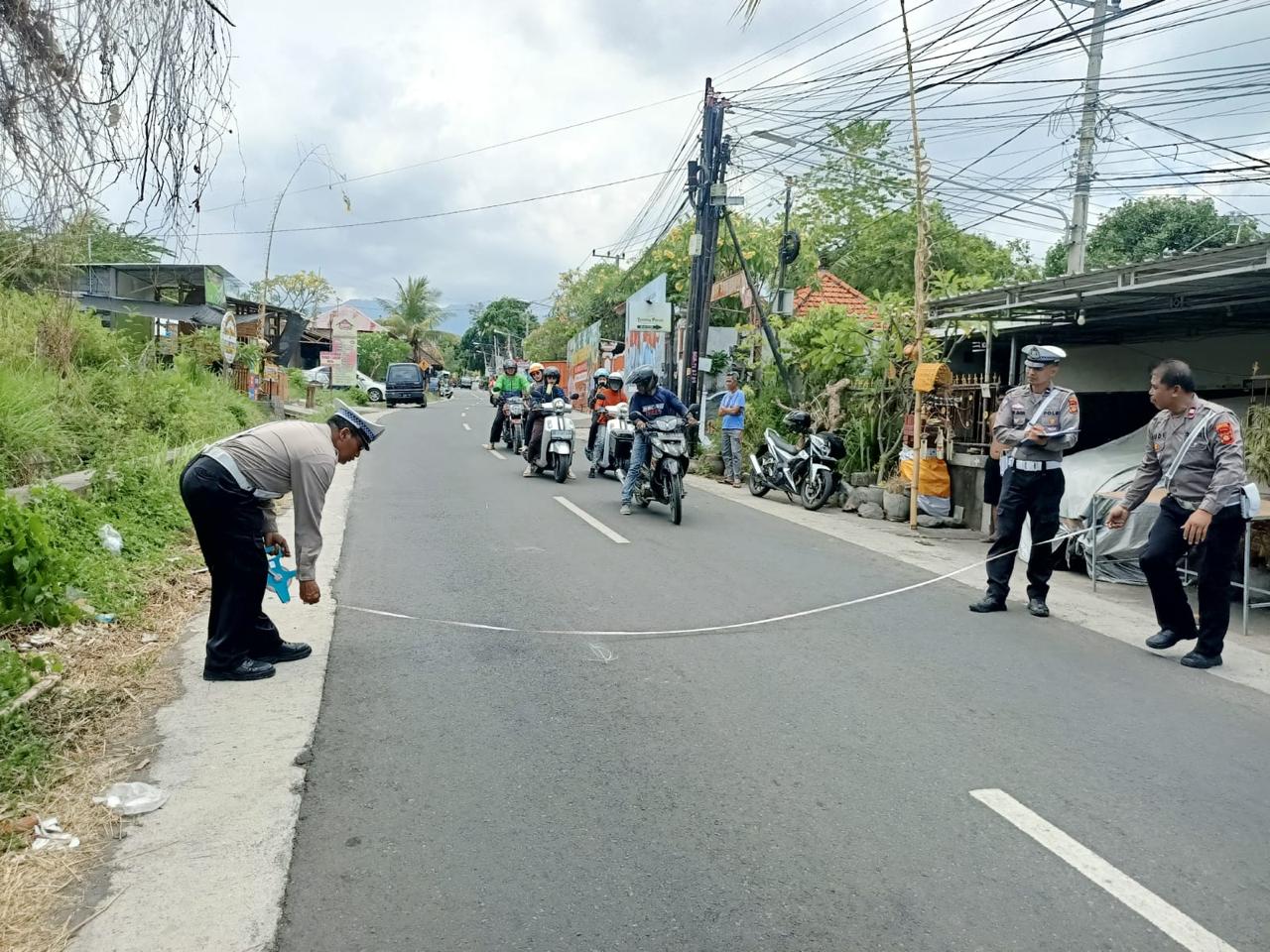 OLAH TKP: Polisi melakukan olah TKP lokasi kecelakaan di Jalan Raya Desa Sambangan.