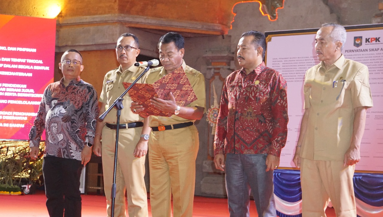 BACA IKRAR: Pj. Bupati Buleleng, Ketut Lihadnyana (tengah) membaca ikrar menolak korupsi saat bimbingan teknis bersama KPK di Gedung Kesenian Gde Manik.