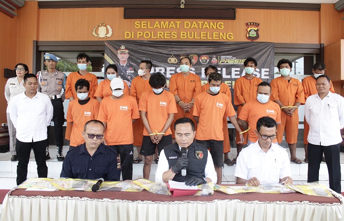Empat orang buruh asal Jawa Timur ditangkap polisi di Desa Sidatapa saat asyik mengkonsumsi sabu. Sementara pemilik rumah berhasil kabur.