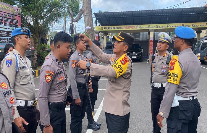 Kapolres Badung mencukur rambut anggotanya yang tak sesuai dengan anggota kepolisian.