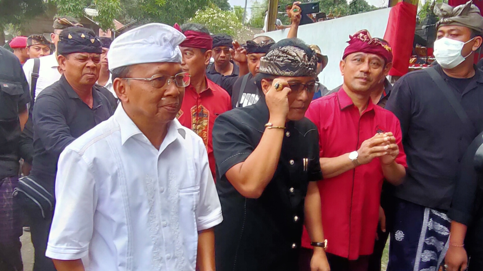 KAMPANYE: Pasangan Wayan Koster dan Nyoman Giri Prasta alias pasanga Koster-Giri saat melakukan kampanye di GOR Besi Mejajar, Buleleng.