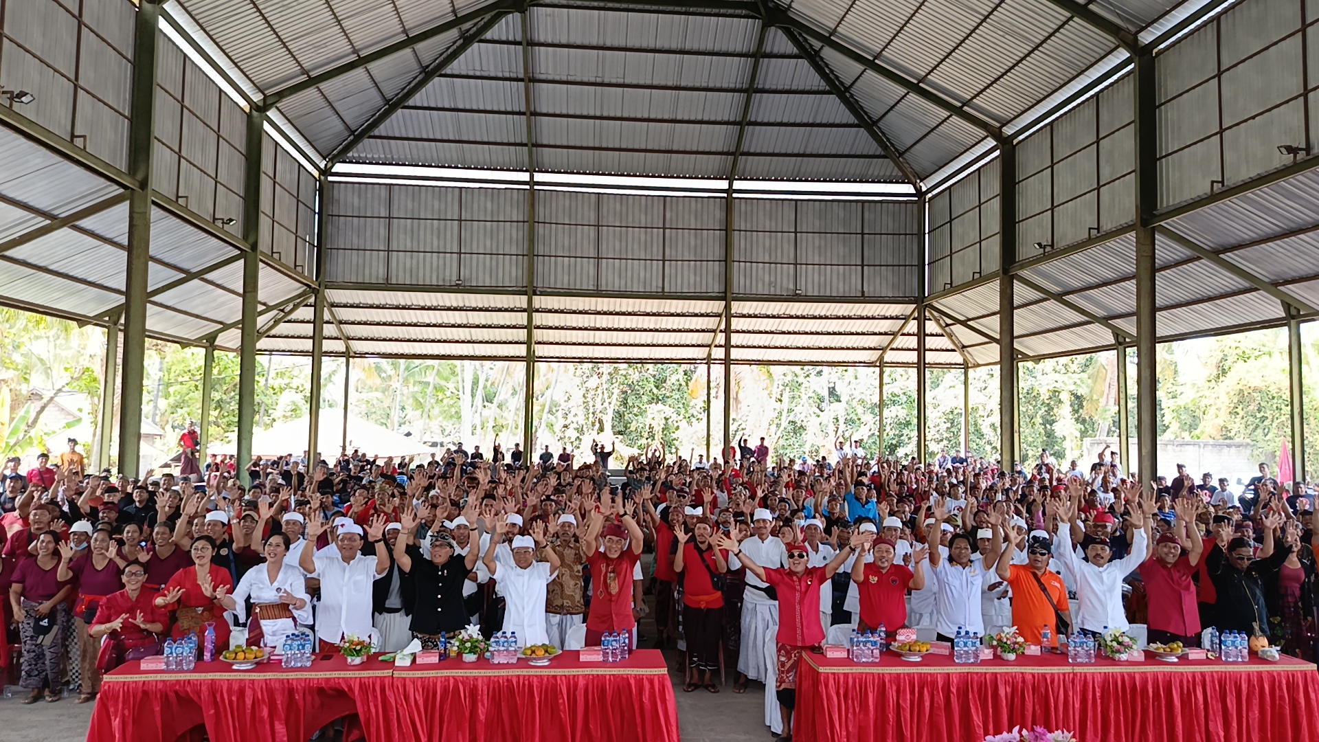 TARGET MENANG: Suasana kampanye pasangan calon Wayan Koster dan Nyoman Giri Prasta alias Koster Giri di GOR Besi Mejajar, Buleleng.