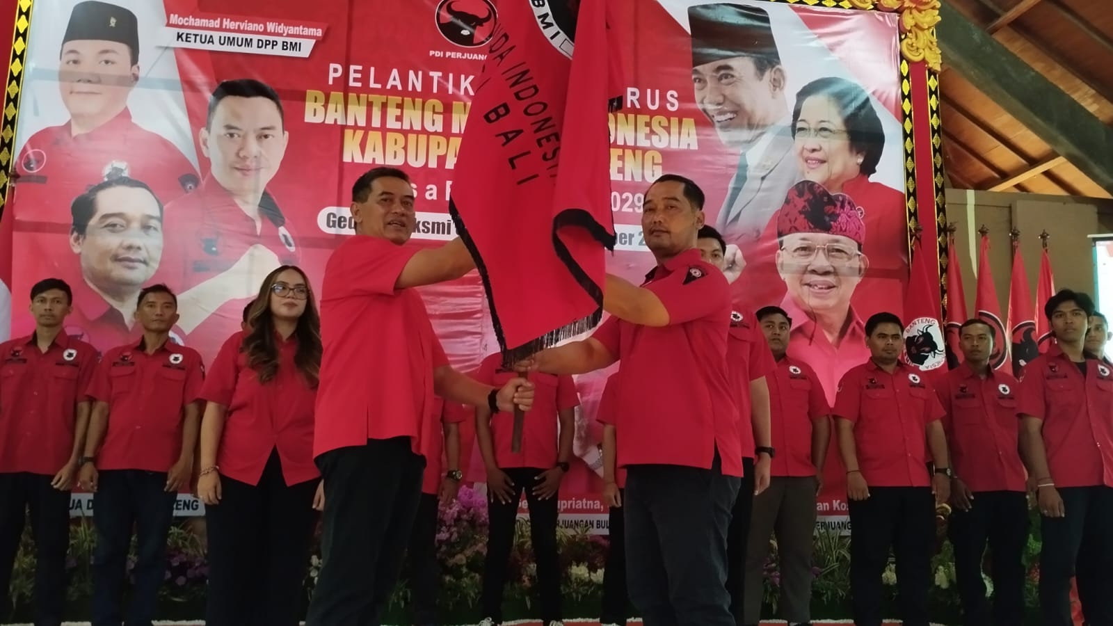 PENGURUS BARU: Ketua DPC PDI Perjuangan Buleleng, Gede Supriatna (kiri) melantik pengurus BMI Buleleng.