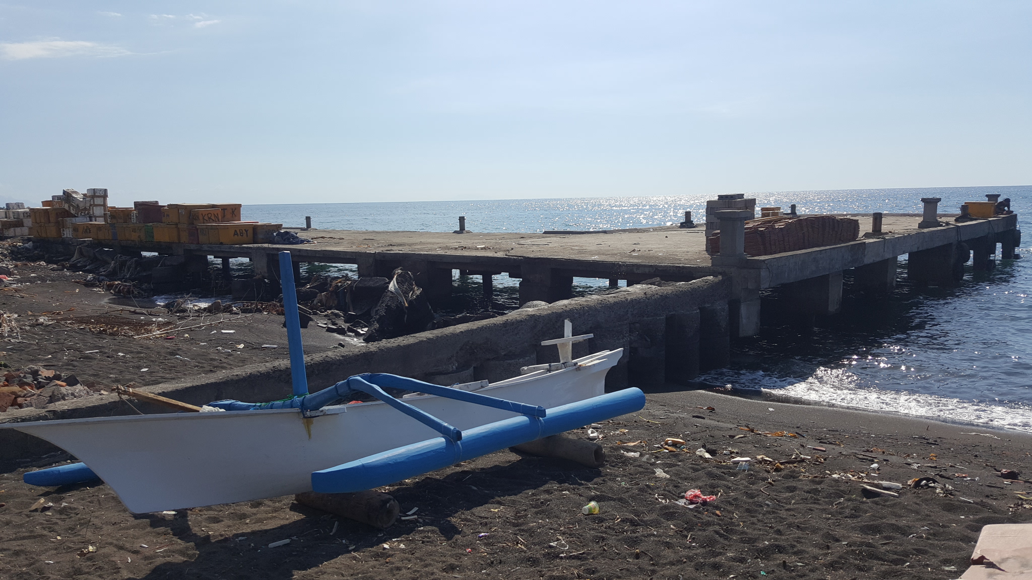 TERBENGKALAI: Kondisi di PPI Sangsit. Dermaga di PPI sempat hancur diterjang gelombang beberapa tahun lalu. Tapi tak kunjung diperbaiki oleh Pemprov Bali.