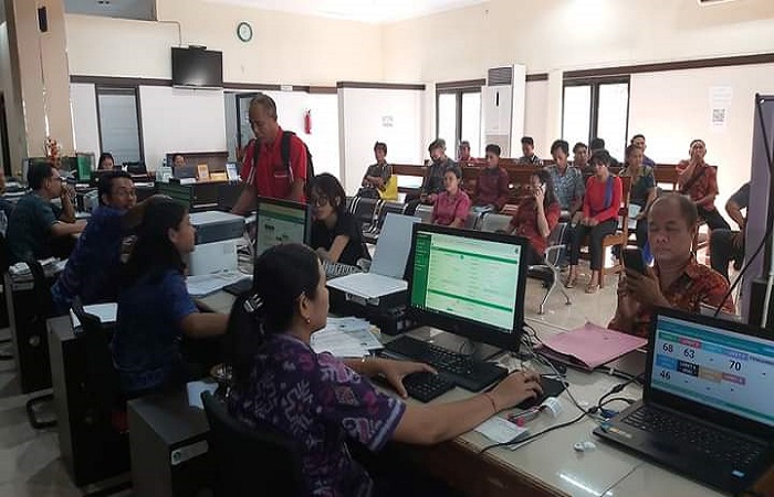 Suasana pelayanan penyesuaian data pelamar PPPK di Disdukcapil Buleleng.