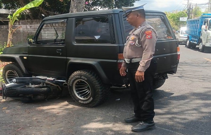 Mobil tabrak motor di Jalan Raya Singaraja-Seririt membuat korbannya mengalami remuk pada tempurung lutut kiri.