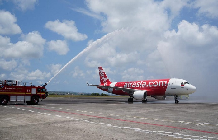 Penyambutan pesawat Air Asia rute Hongkong-Bali pada Selasa (1/10) kemarin.