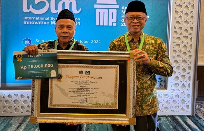 Ketua Takmir Masjid Jami&rsquo; Safinatussalam Pegayaman, Rabihuddin (kiri) menerima penghargaan AMPeRa 2024 dari Kementerian Agama RI.