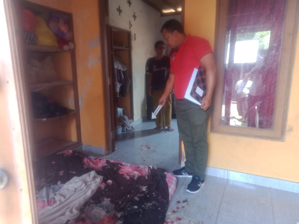 OLAH TKP: Polisi melakukan olah TKP dalam peristiwa perkelahian di Desa Pemuteran.