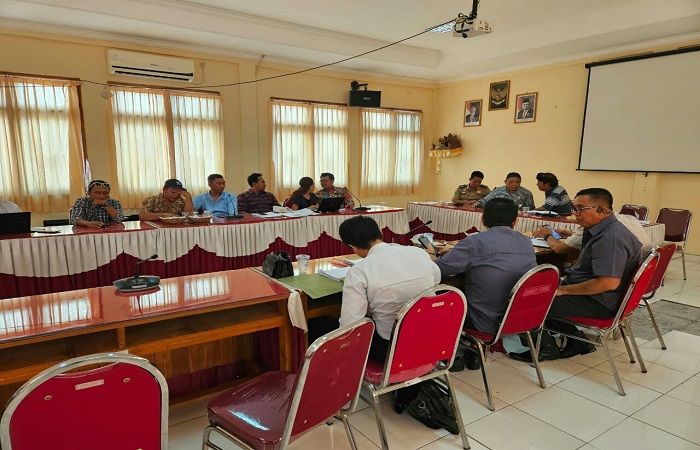 Suasana mediasi antara 32 buruh PLTU Celukan Bawang dengan PT Victory. Meski sempat alot, namun perusahaan yang menaungi buruh tersebut kemudian meminta waktu 2 minggu, untuk membahas kejelasan buruh.
