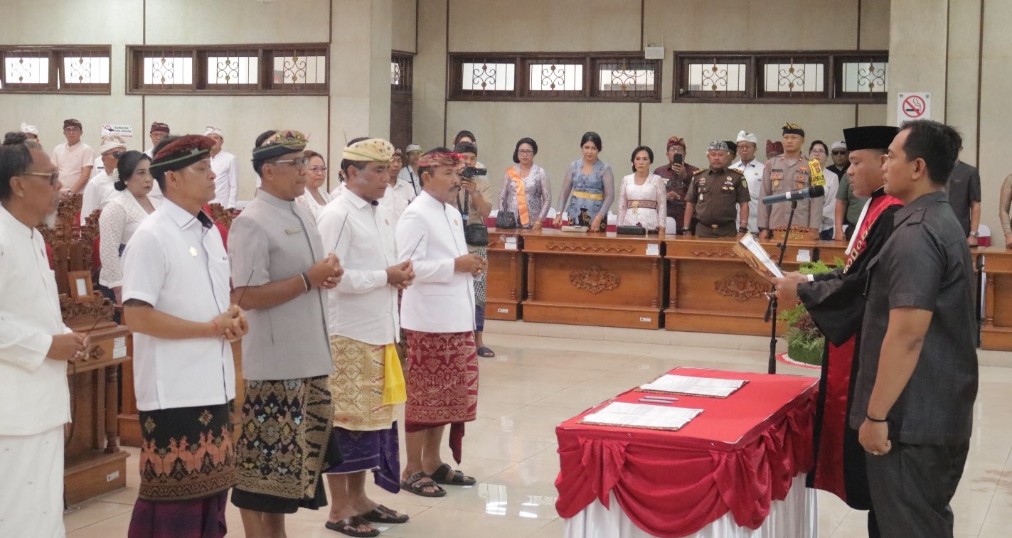 PIMPINAN BARU: Suasana pelantikan Pimpinan DPRD Buleleng periode 2024-2029.