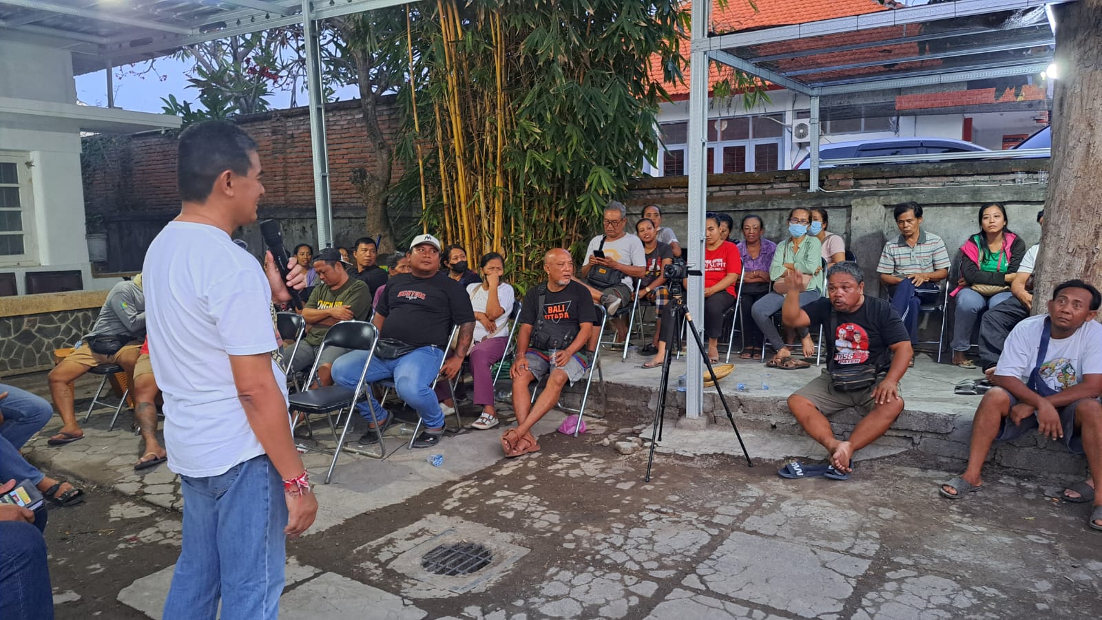 SAMPAIKAN ASPIRASI: Para pedagang menyampaikan aspirasi ke Posko Pemenangan PDI Perjuangan Buleleng, Rabu (2/10/2024) malam.
