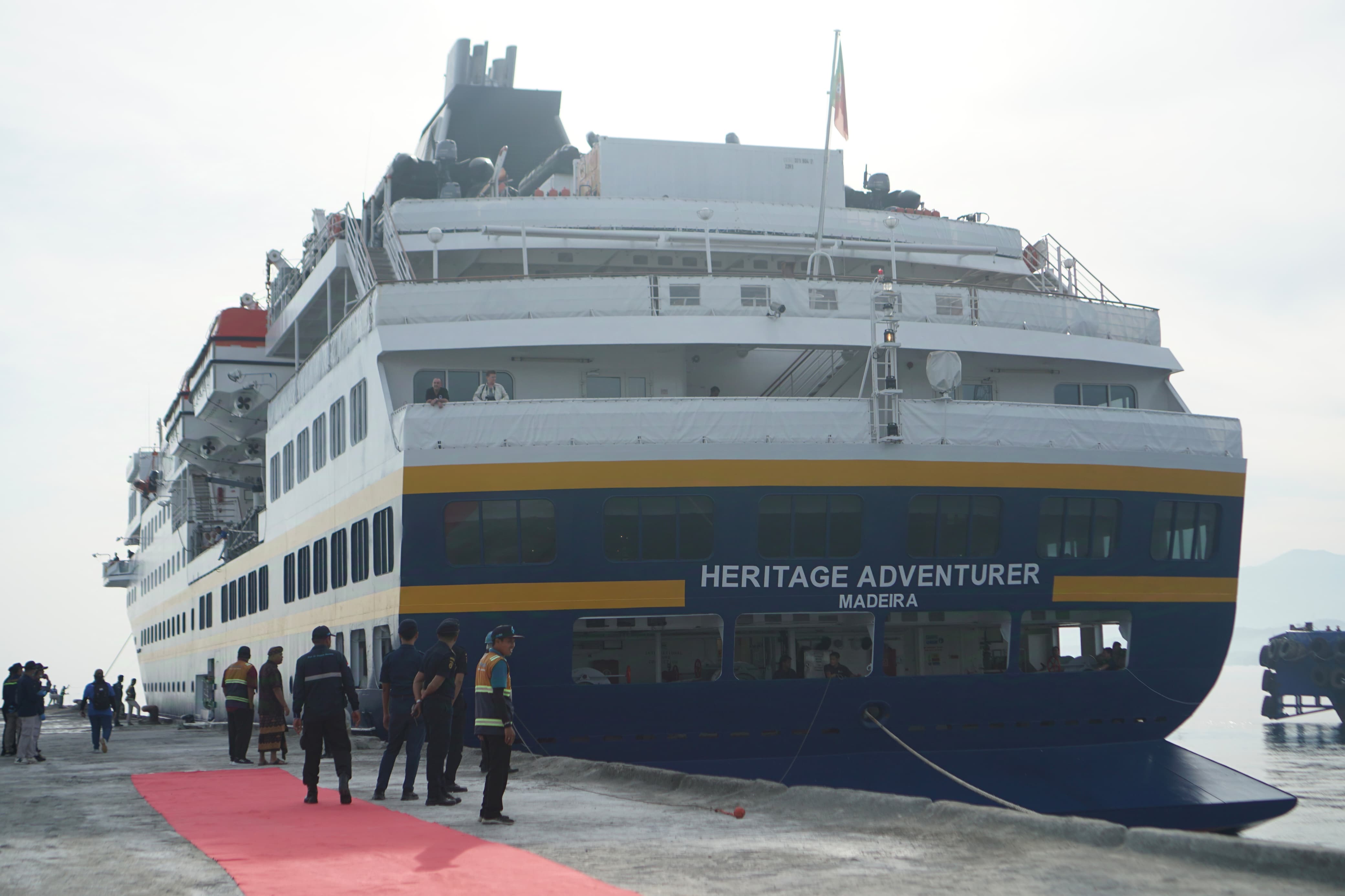 MEWAH: Kapal pesiar MV Heritage Adventurer saat bersandar di Pelabuhan Celukan Bawang.