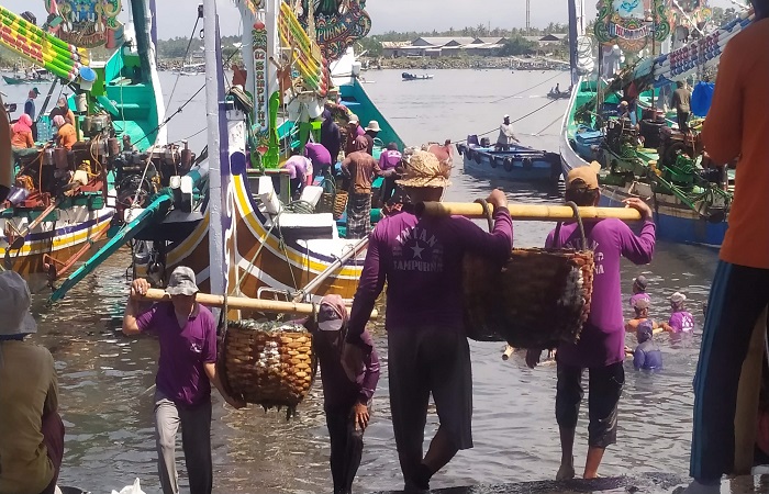 Aktivitas nelayan di pelabuhan perikanan Nusantara (PPN) Pengambengan. Neayan mengeluhkan pengurusan izin kapal yang harus langsung ke Provinsi Bali.