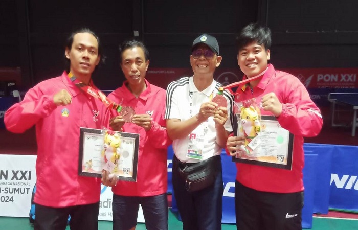 Atlet tenis meja asal Buleleng saat meraih medali berfoto bersama Ketua KONI Buleleng (putih) belum lama ini.