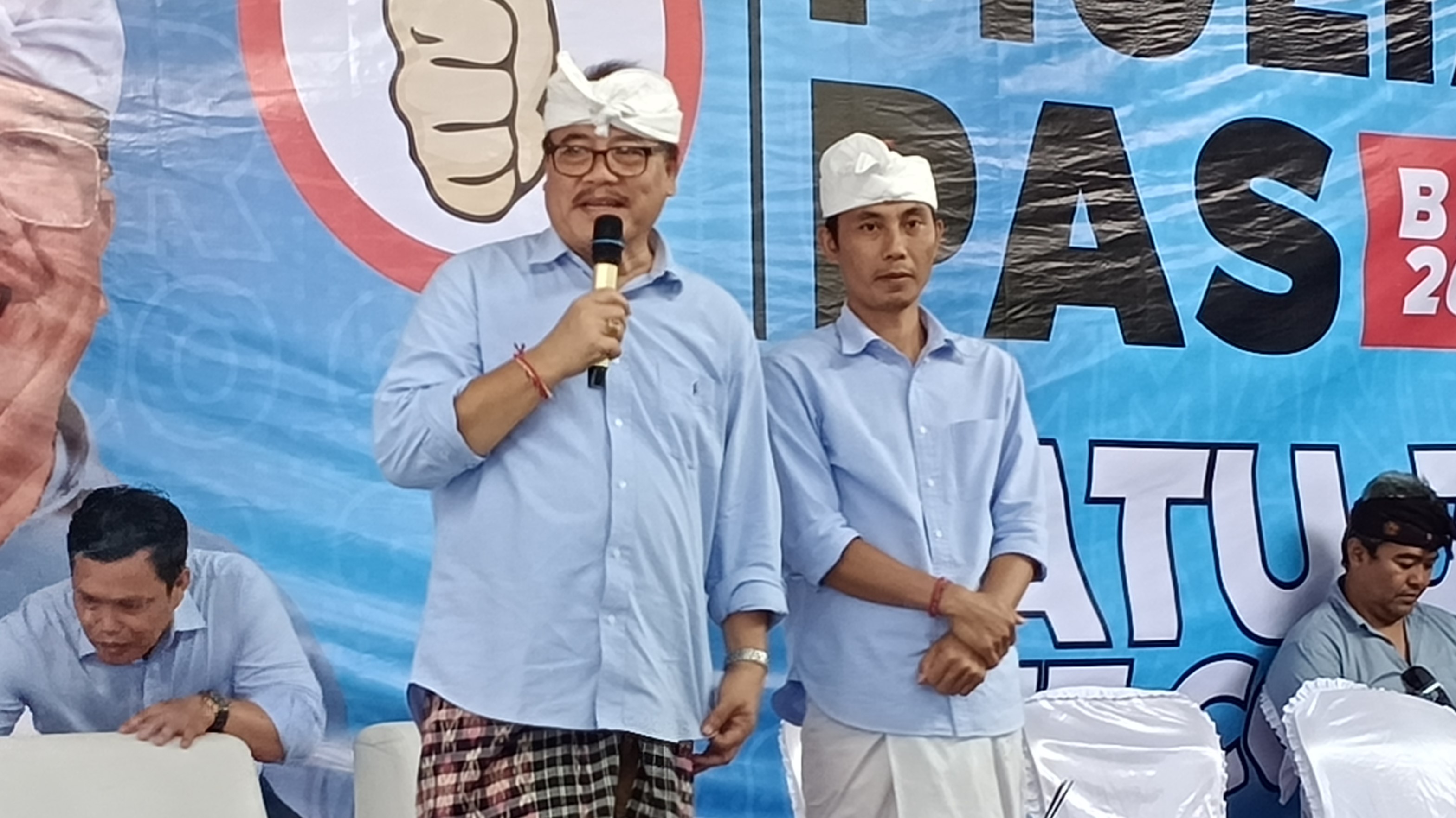 ORASI: Pasangan calon Bupati dan calon Wakil Bupati Buleleng, Nyoman Sugawa Korry dan Gede Suardana saat menghadiri kampanye di Desa Pedawa.