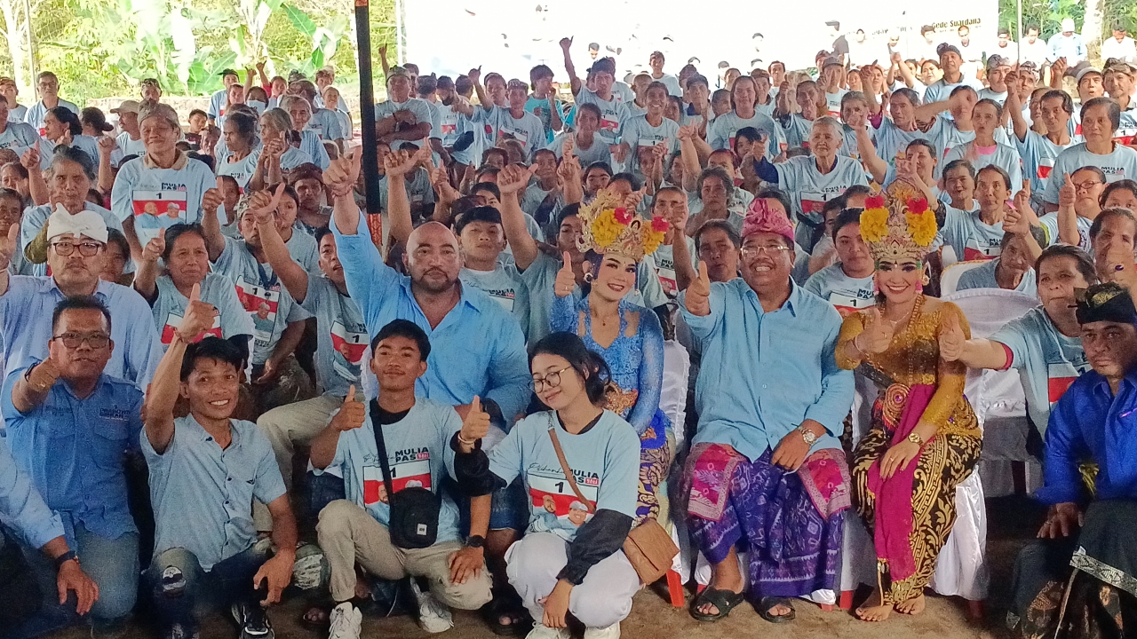 KAMPANYE: Calon Gubernur Bali Made Muliawan Arya alias De Gadjah dan calon Wakil Gubernur Bali Putu Agus Suradnyana saat kampanye di Desa Pedawa.