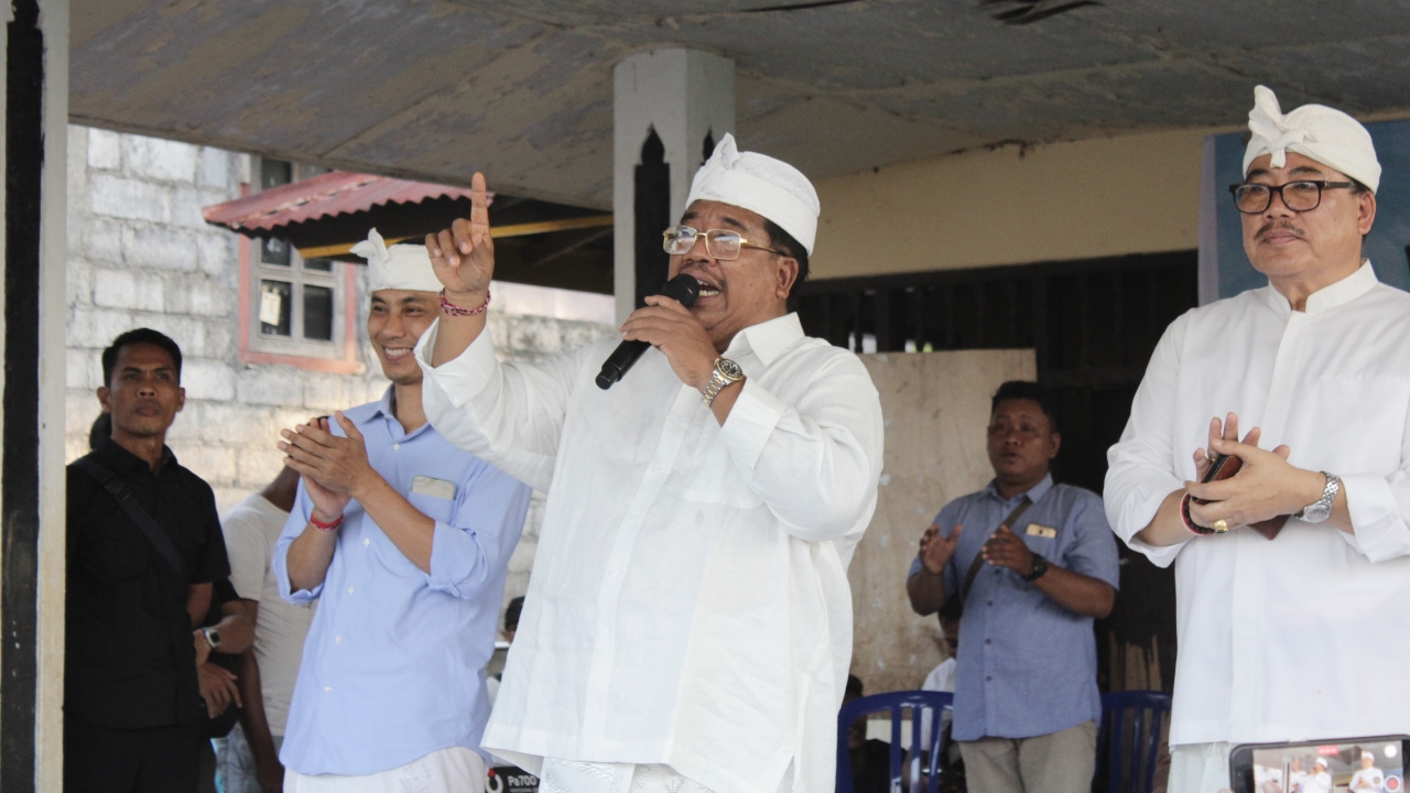 ORASI: Calon Wakil Gubernur Bali, Putu Agus Suradnyana melakukan orasi saat kampanye di Desa Tegallinggah, Buleleng.