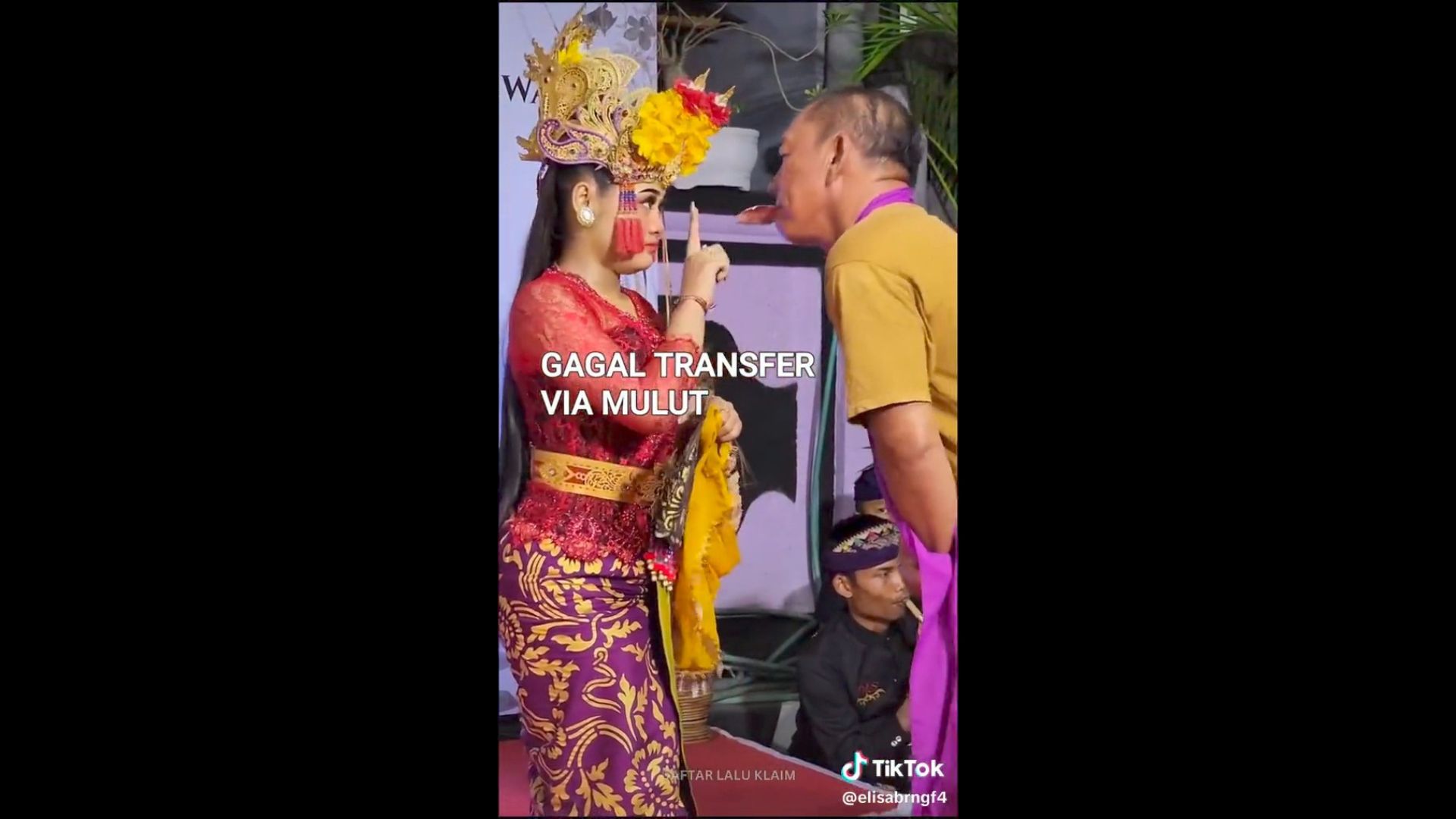 TOLAK SAWERAN: Penari joged asal Buleleng, Luh Widia menolak saweran yang diberikan pengibing, gara-gara saweran diberikan menggunakan mulut.