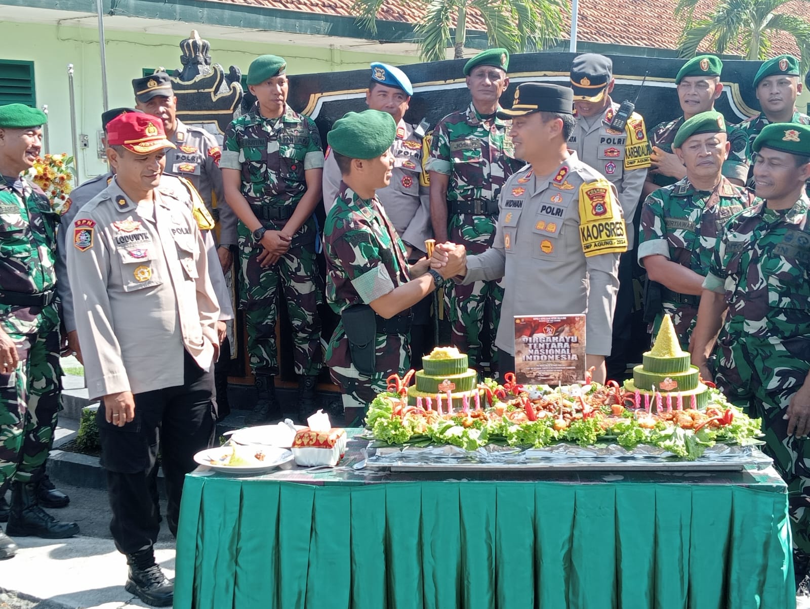 SINERGI: Kapolres Buleleng AKBP Ida Bagus Widwan Sutadi bertemu dengan Komandan Secata Rindam IX/Udayana untuk mengucapkan HUT TNI ke-79.