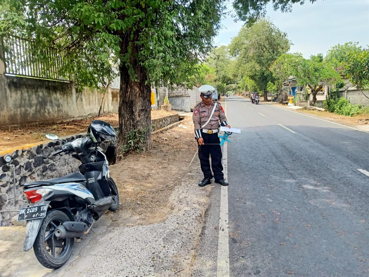 OLAH TKP: Polisi melakukan olah TKP di tempat kejadian kecelakaan lalu lintas, di Jalan Raya Singaraja-Kintamani.