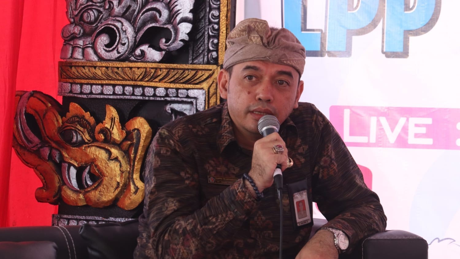 LUNCURKAN APLIKASI: Kepala Badan Kesatuan Bangsa dan Politik (Kesbangpol) Buleleng, Komang Kappa Tri Aryandono.