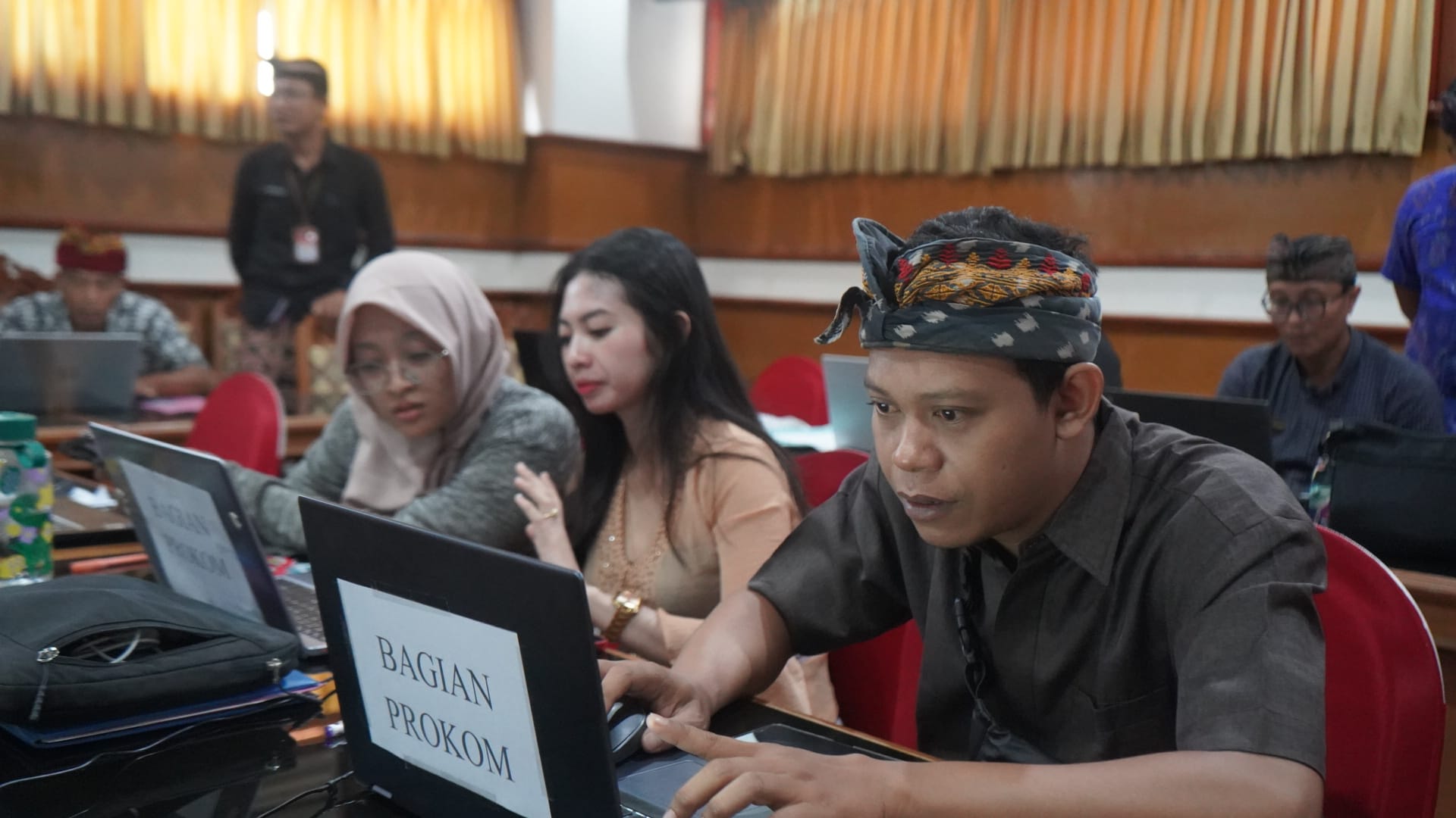 UPLOAD BERKAS: Staf di Pemkab Buleleng tengah melakukan proses verifikasi dan upload data untuk mendaftar sebagai PPPK tahun 2024.