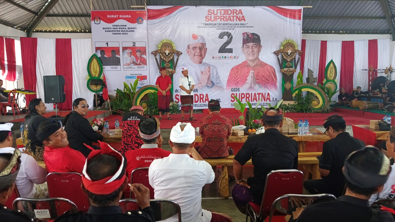 ORASI: Pasangan I Nyoman Sutjidra dan Gede Supriatna alias JOSS 24 saat melakukan orasi politik di GOR Desa Selat, Kecamatan Sukasada.