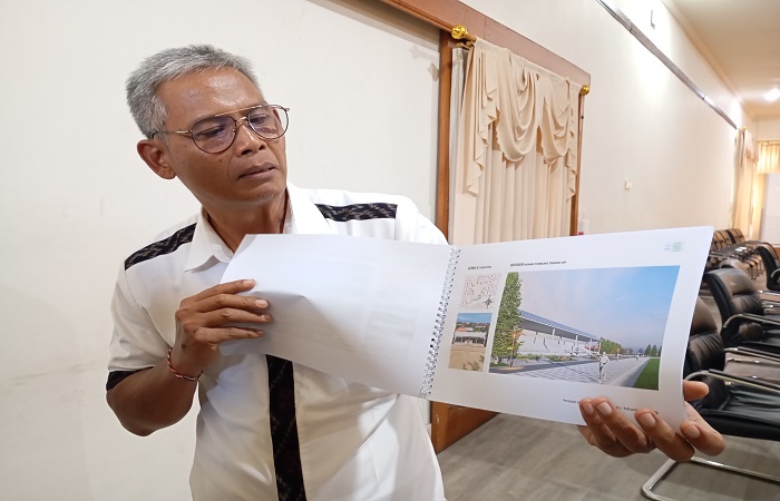 Ketua Umum KONI Buleleng, Ketut Wiratmaja menunjukkan rancangan jogging track yang akan dibangun di Lapangan Bhuwana Patra Singaraja.