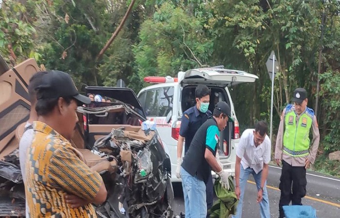 Pikap yang ringsek setelah terlibat kecelakaan dan sopir yang terkapar di jalan.