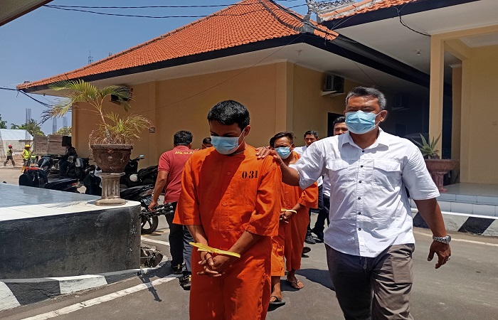 KF saat digiring polisi di Mapolres Buleleng. Ia yang sudah menjadi buron sejak bulan Maret 2024, akhirnya tertangkap di Kota Denpasar pada bulan September 2024.