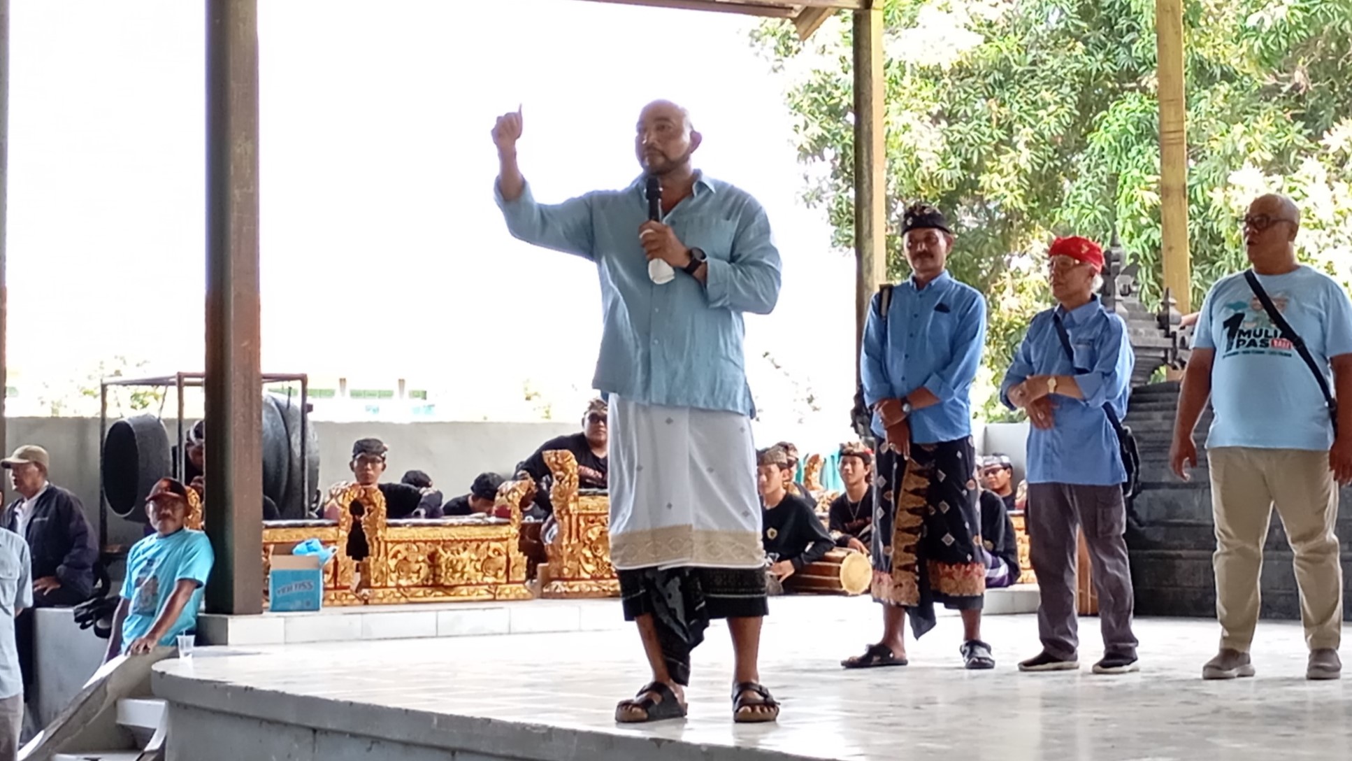 ORASI: Calon Gubernur Bali, Made Muliawan Arya alias De Gadjah saat melakukan orasi di GOR Besi Mejajar Kubutambahan.