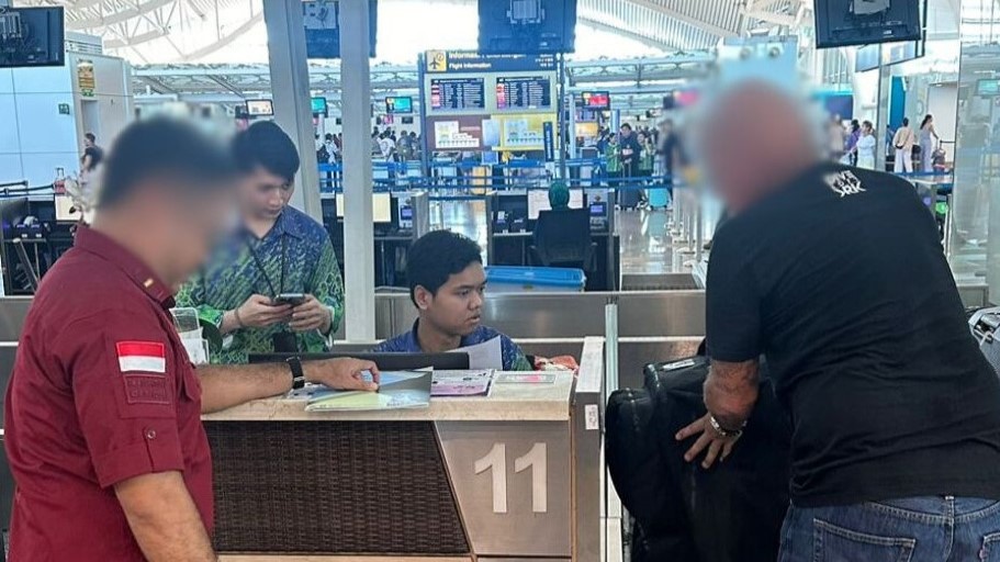 DEPORTASI: Tim Imigrasi Singaraja melakukan deportasi terhadap FM, WNA asal Jerman yang bekerja secara ilegal di Bali.