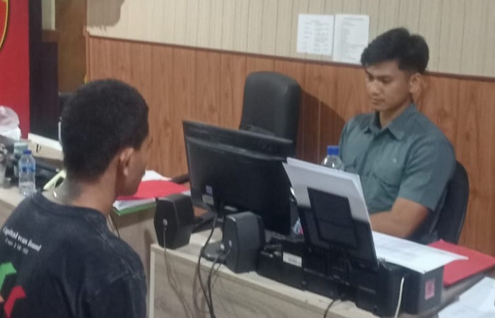 Inosensius Jefrianis Roja alias JR Suza, 25, ditangkap Unit Reskrim Polsek Kuta Utara. Tampak pelaku menjalani pemeriksaan.