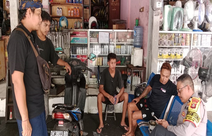 Polisi meminta keterangan dari kayawan bengkelsetelah berhasil menyelamatkan seorang balita dari dalam sumur.