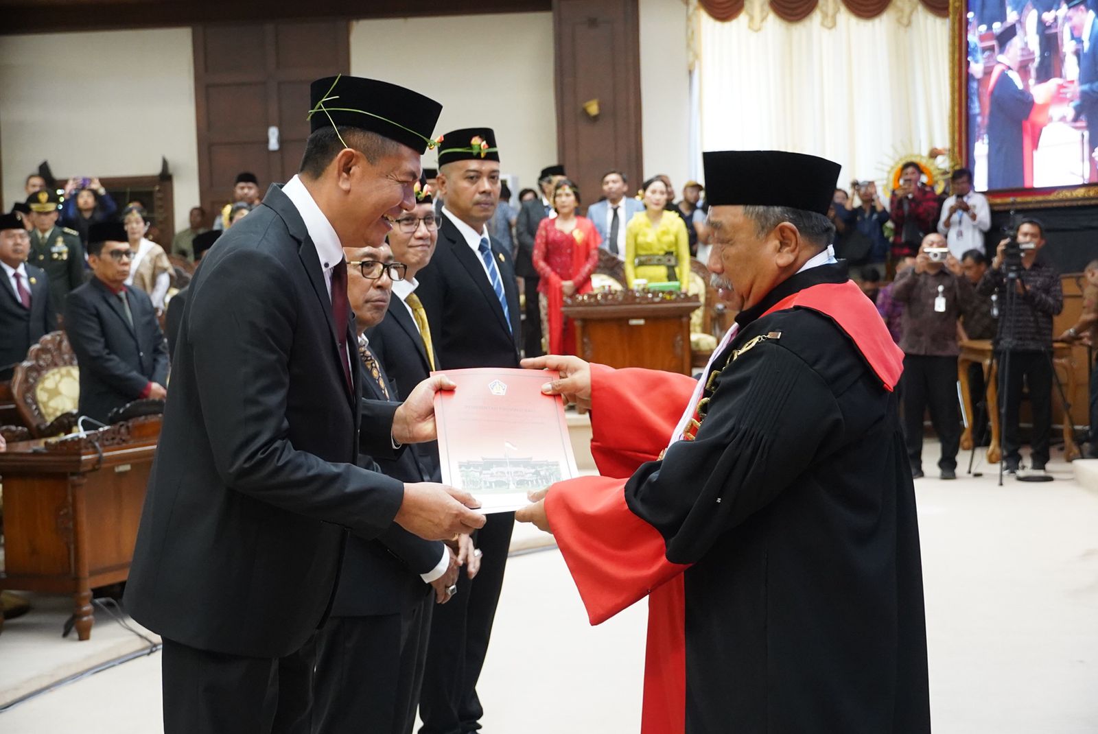 SAH!: Politisi PDI Perjuangan, Dewa Made Mahayadnya (kiri) usai dilantik sebagai Ketua DPRD Bali periode 2024-2029.