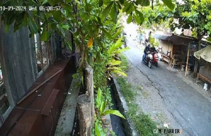 Tiga orang komplotan terduga pelaku curanmor terekam CCTV saat beraksi di kawasan Vila Pantai Lima Perenan, Mengwi, Badung, Bali, pada Rabu pagi (9/10).
