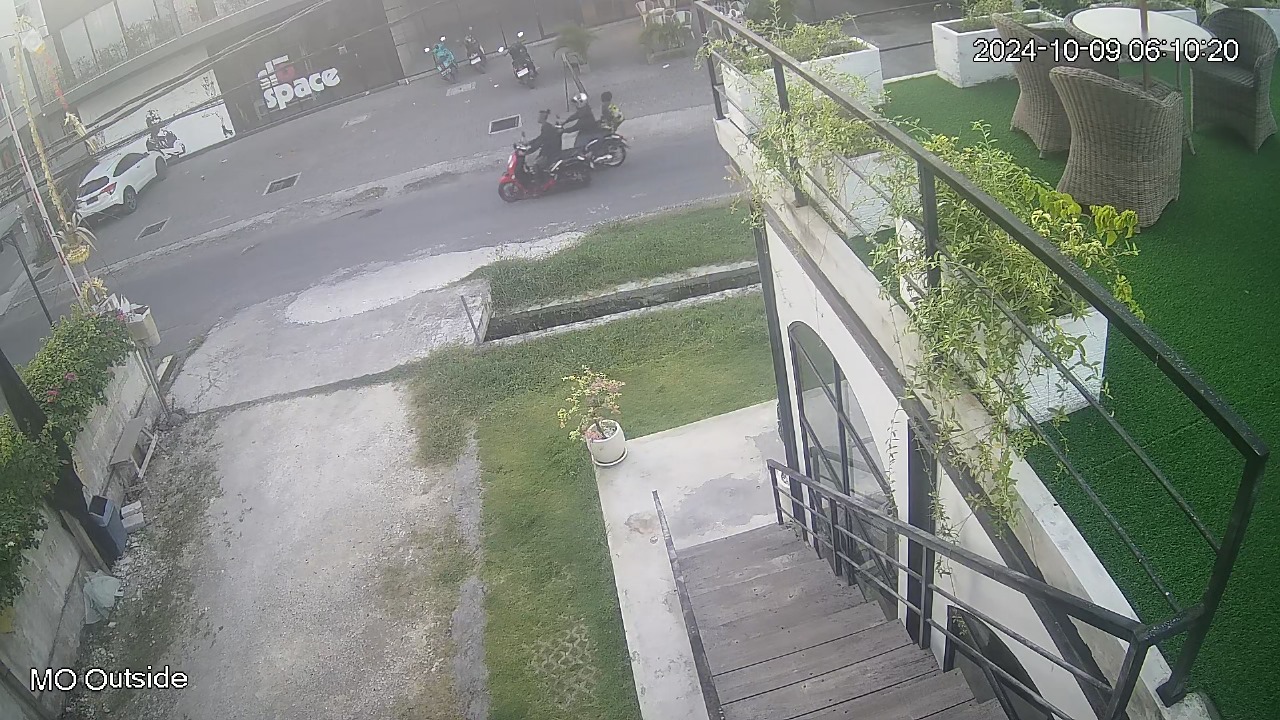Tiga orang komplotan terduga pelaku curanmor terekam CCTV saat beraksi di kawasan Vila Pantai Lima Perenan, Mengwi, Badung, Bali, pada Rabu pagi (9/10).