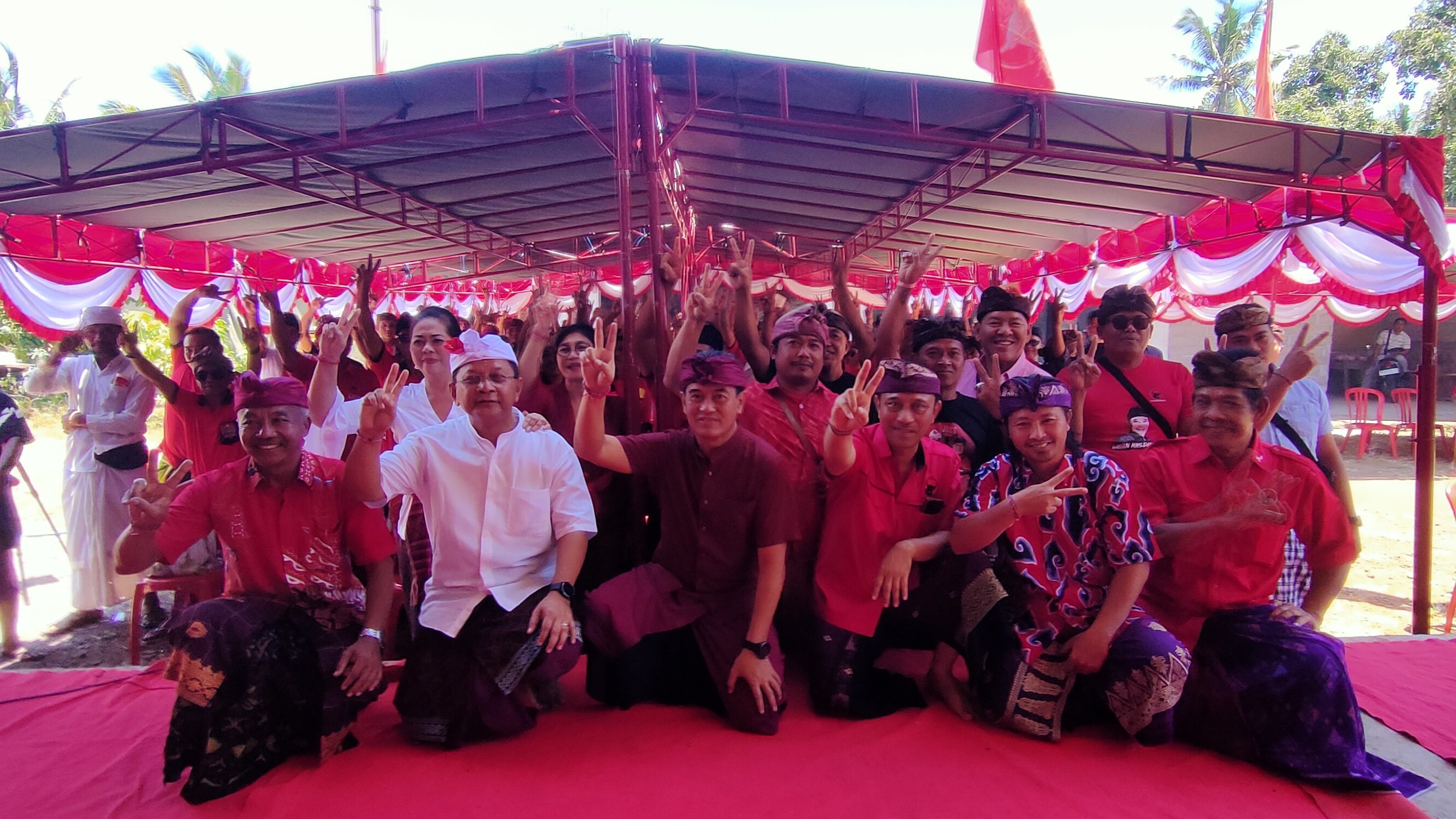 JANJIKAN TEKNOLOGI PASCA PANEN: Suasana kampanye pasangan Sutjidra-Supriatna di Desa Depeha.