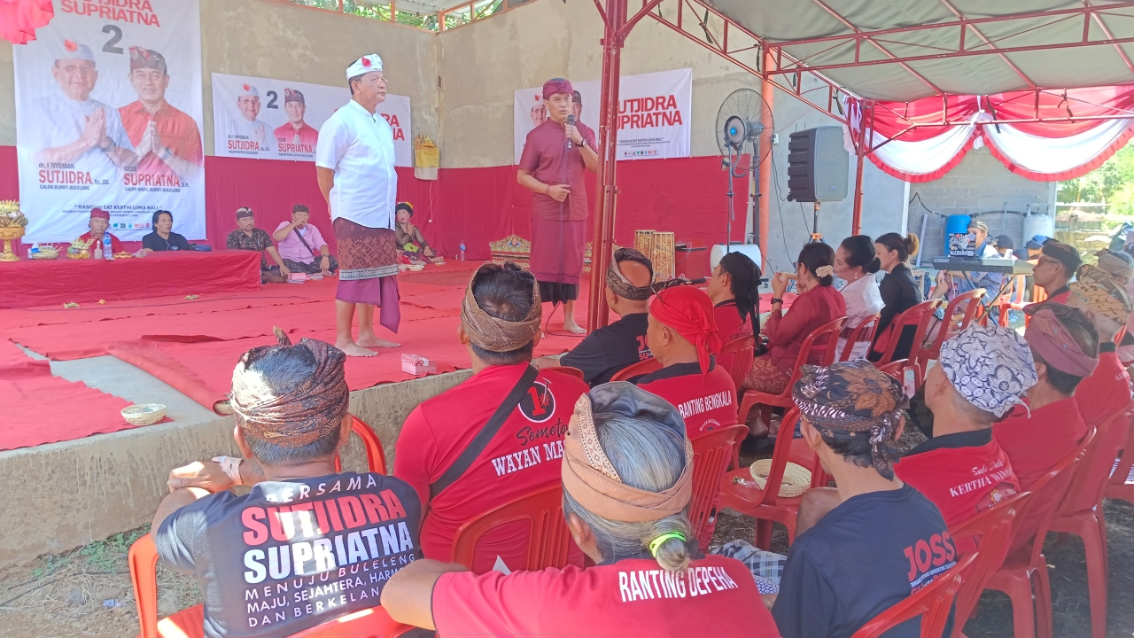 JANJIKAN SUBSIDI: Suasana kampanye pasangan Joss 24 di Desa Depeha. Pasangan itu berjanji memberikan subsidi biaya ngaben massal.