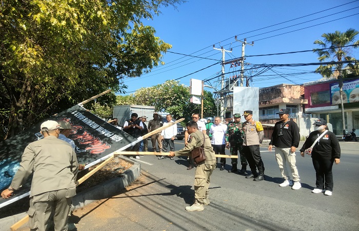 Satpol PP Buleleng tertibkan APS yang tidak berada di zona dan tidak sesuai dengan desain yang sudah ditentukan.