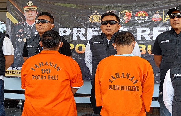 Terdakwa Bayu (baju tahanan bernomor 99) saat rilis di Polres Buleleng pada Senin (22/4) lalu. Berselang 6 bulan kemudian, peluncur paket sabu itu kini divonis hukuman 9 tahun penjara.