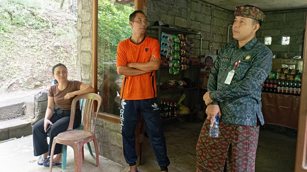 KEMBALI PULANG: Ni Luh Suarnadi (paling kiri) saat ditemui di rumahnya, di Desa Gitgit, Buleleng.