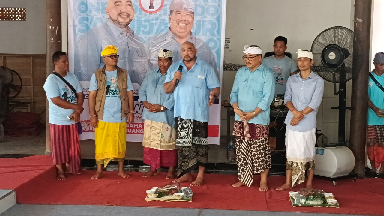 KAMPANYE: Pasangan Made Muliawan Arya alias De Gadjah dan Putu Agus Suradnyana alias Mulia PAS saat melakukan kampanye di Desa Sumberkima.