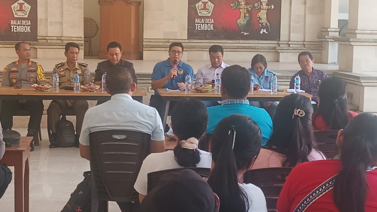 MEDIASI: Suasana mediasi tenaga kerja di Balai Desa Tembok, gara-gara hotel di desa setempat gulung tikar.